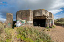 De ene na de andere bunker komt voorbij tijdens de 2,5 km lange bunkerroute in de Kunstenaarsduintjes bij IJmuiden | © Ronald van Wijk Fotografie