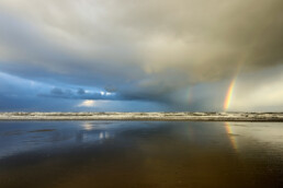 Met z'n lege horizon en vlakke landschap is het Kennemerstrand een perfecte plek om dreigende wolkenluchten te fotograferen. | © Ronald van Wijk Fotografie