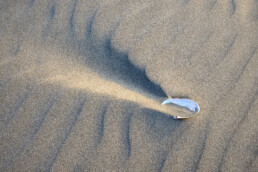 Op het Kennemerstrand kun je prachtige zandpatronen fotograferen. Rondom de kleinste obstakels legt de wind kleine kunstwerkjes neer. | © Ronald van Wijk Fotografie