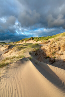 De mooie lijnen en vormen van de zandduinen zijn vooral goed te zien in het strijklicht van een zonsondergang. | © Ronald van Wijk Fotografie